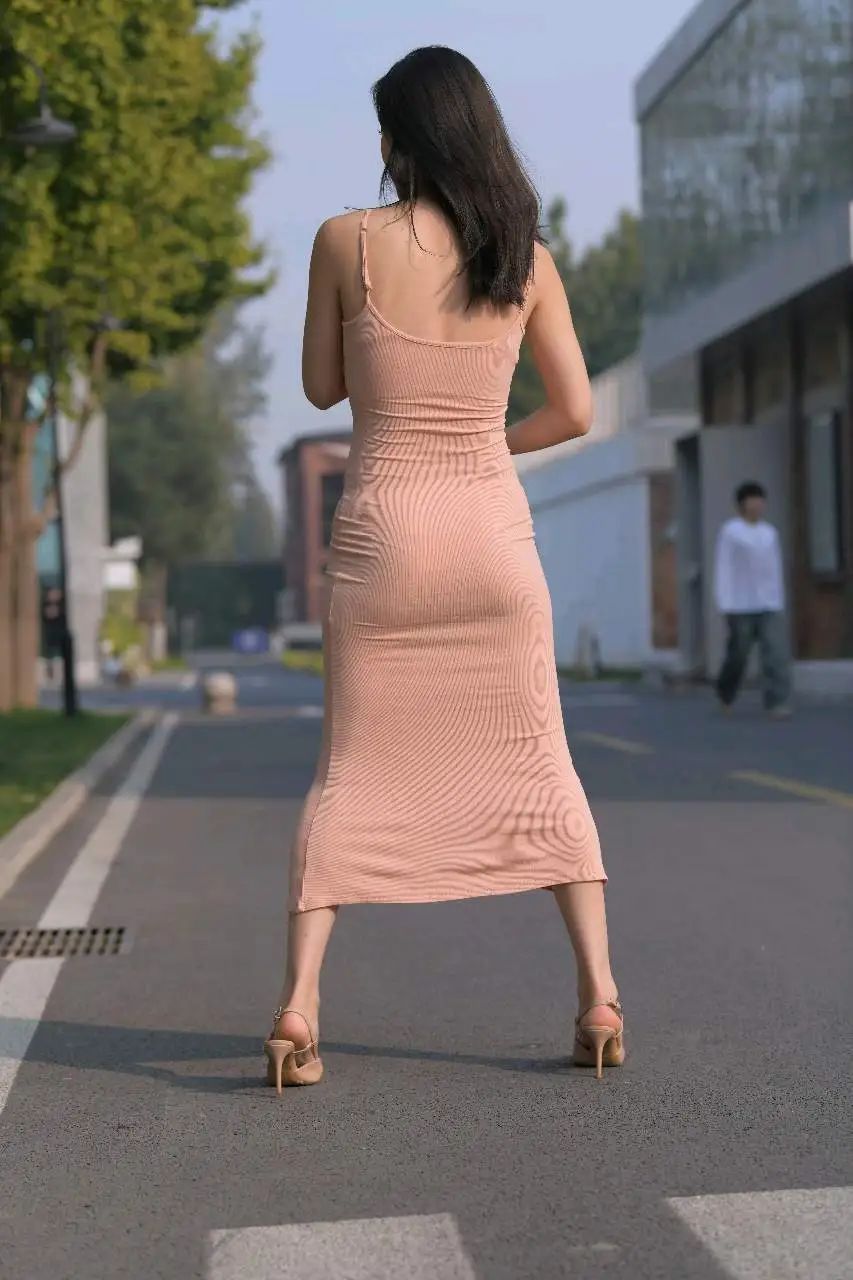 街拍小家碧玉丰满身材小姐姐