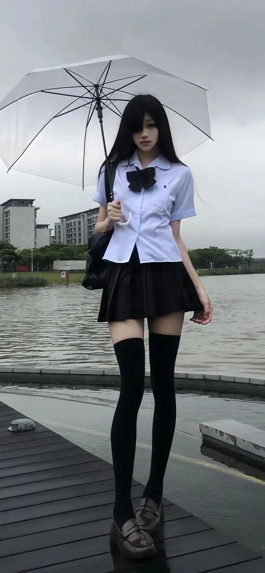 撑着雨伞的长腿丝袜美女手机壁纸