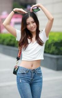 穿牛仔裤的时尚小蛮腰美女