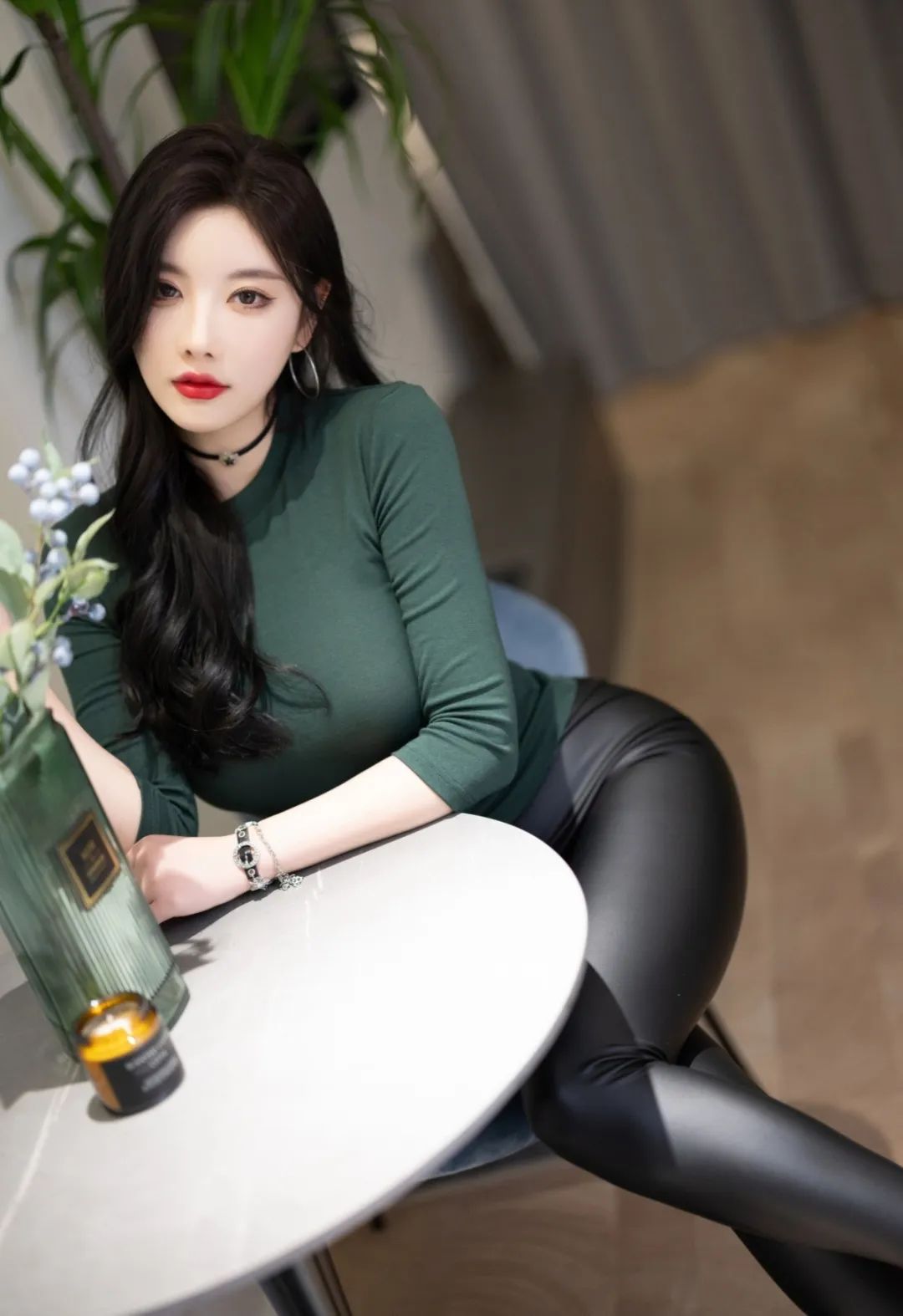 丰腴身材翘臀黑色皮裤美女厨房性感写真