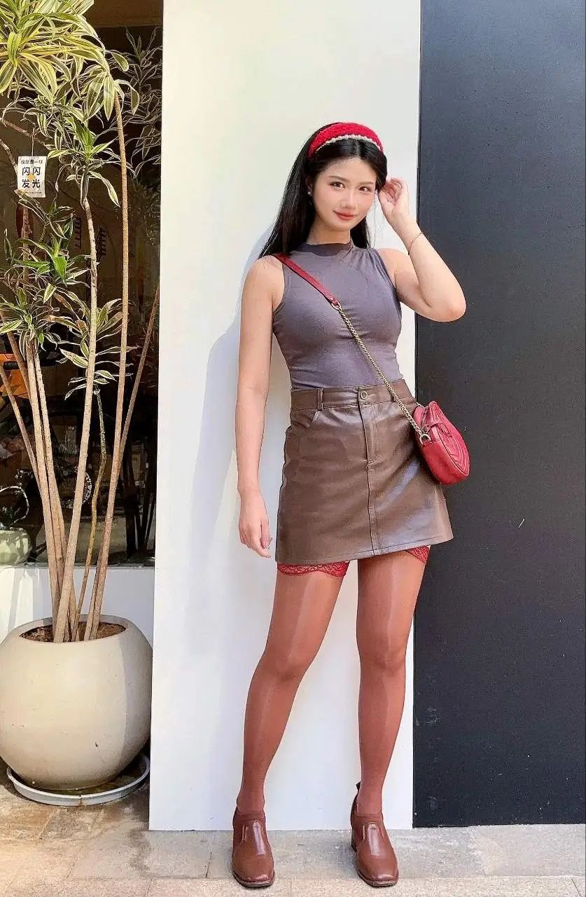 美腿粉袜诱惑眉清目秀美女写真