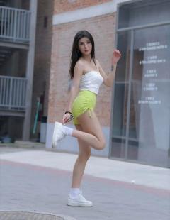街拍亭亭玉立抹胸热裤性感长腿美女