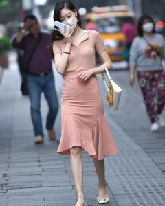 穿粉裙的时尚靓丽美女